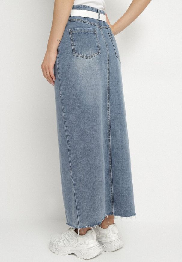 Born2be - Niebieska Ołówkowa Spódnica Jeansowa z Rozcięciem z Przodu Limirea. Okazja: na co dzień. Kolor: niebieski. Materiał: jeans. Styl: casual