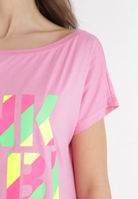 Born2be - Różowa T-shirtowa Sukienka Mini z Krótkimi Rękawami z Wiskozy Hareem. Kolor: różowy. Materiał: wiskoza. Długość rękawa: krótki rękaw. Wzór: napisy. Długość: mini #5