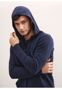 Ochnik - Granatowy sweter męski z kapturem. Typ kołnierza: kaptur. Kolor: niebieski. Materiał: bawełna. Długość: długie