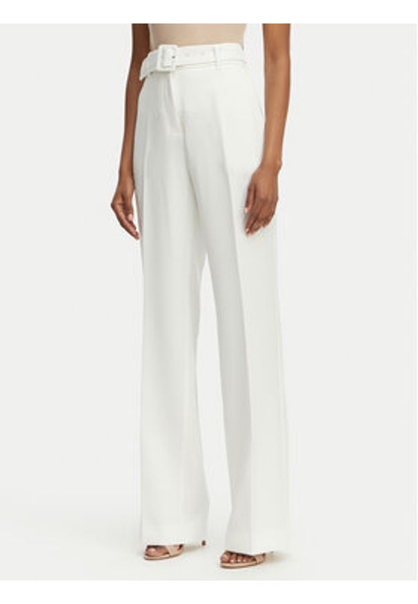 Guess Spodnie materiałowe W6GB05 W1765 Biały Regular Fit. Kolor: biały. Materiał: syntetyk