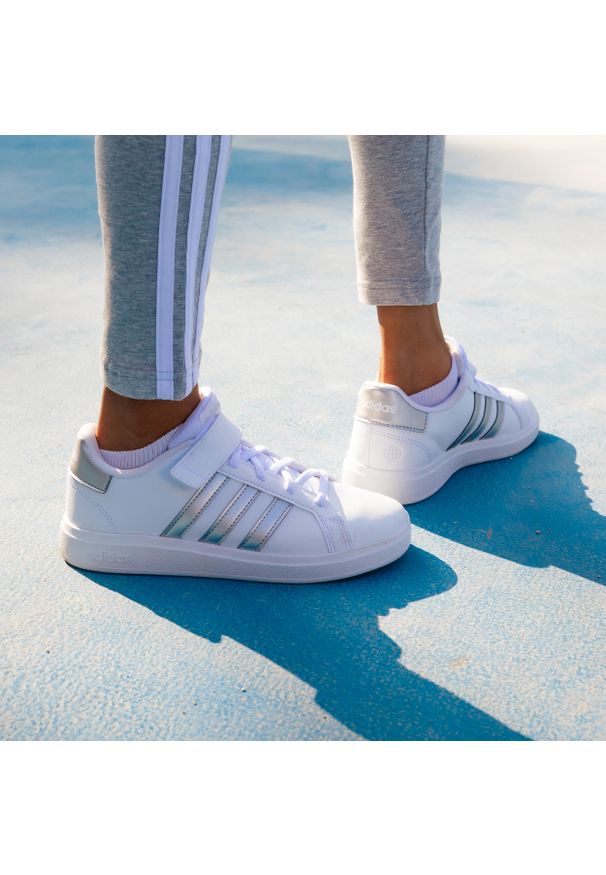 Buty sportowe dla dzieci Adidas Grand Court. Materiał: syntetyk, skóra, kauczuk. Szerokość cholewki: normalna