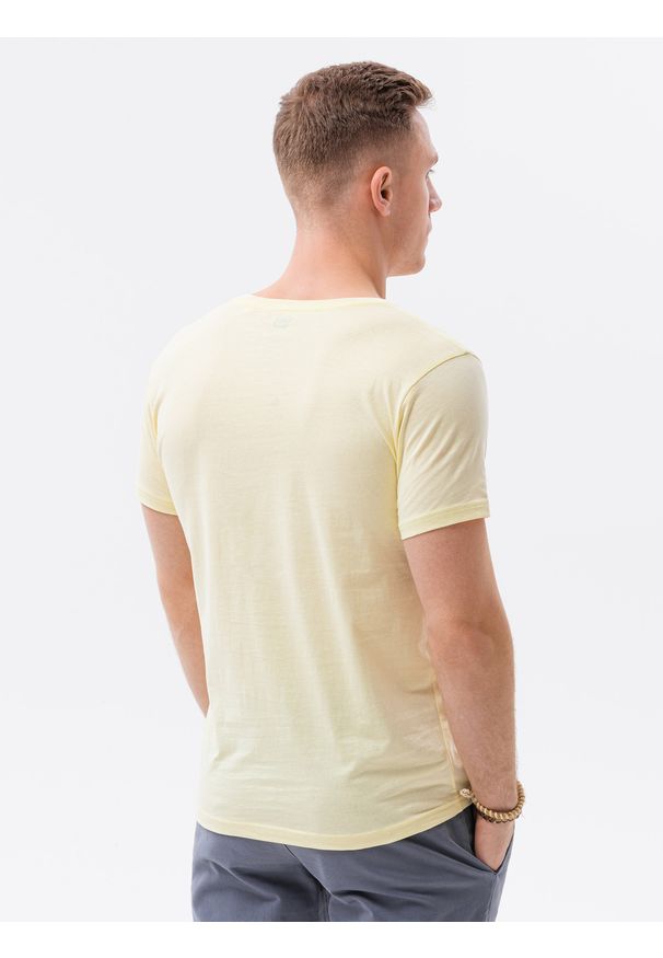 Ombre Clothing - Klasyczna męska koszulka z dekoltem w serek BASIC - jasnożółty V14 S1369 - XXL. Typ kołnierza: dekolt w serek. Kolor: żółty. Materiał: jeans, bawełna. Długość: krótkie. Styl: klasyczny