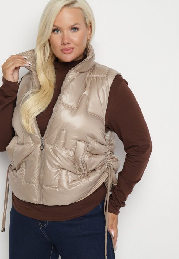 Born2be - Beżowa Kamizelka Pikowana z Wysokim Kołnierzem i Kieszeniami Irinae. Okazja: na co dzień, na spotkanie biznesowe. Kolor: beżowy. Materiał: jeans. Styl: casual, biznesowy