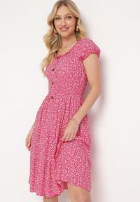 Born2be - Fuksjowa Bawełniana Sukienka w Drobne Kwiaty z Gumkami w Talii Fielita. Kolor: różowy. Materiał: bawełna. Długość rękawa: krótki rękaw. Wzór: kwiaty. Sezon: lato. Styl: elegancki #1