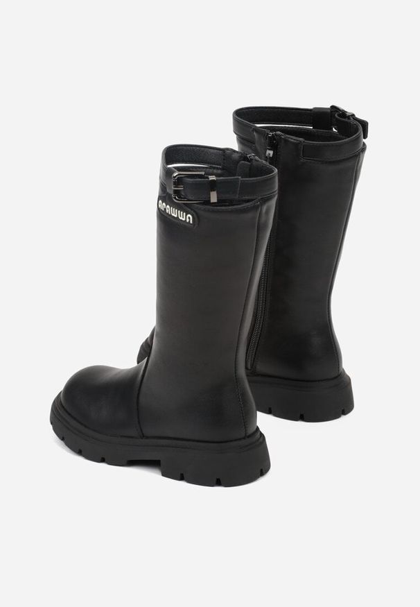 Born2be - Czarne Kozaki Oficerki z Paskiem z Klamerką i Aplikacją z Napisem Fenissea. Okazja: na uczelnię, na co dzień. Zapięcie: pasek. Kolor: czarny. Materiał: jeans. Wzór: napisy, aplikacja. Styl: casual