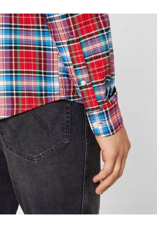 Wrangler - WRANGLER LS 1PKT BUTTON DOWN MĘSKA KOSZULA FORMULA RED W5A3BMXWO 112130027. Typ kołnierza: button down