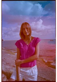 MOODO - Bluzka z dekoltem w serek fuksjowa. Typ kołnierza: dekolt w serek. Materiał: elastan, poliester #1