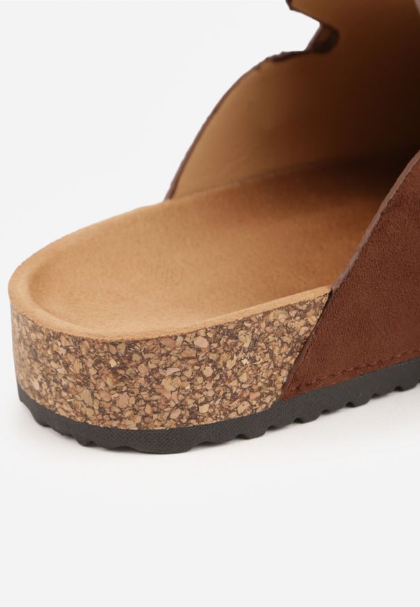 Born2be - Ciemnobrązowe Klapki z Ozdobnym Paskiem i Klamrą Calevelis. Nosek buta: okrągły. Kolor: brązowy. Materiał: jeans. Obcas: na obcasie. Styl: elegancki, klasyczny. Wysokość obcasa: średni