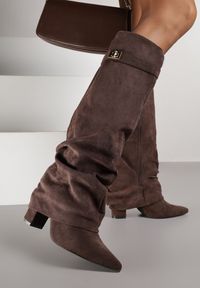 Renee - Brązowe Marszczone Kozaki na Słupkowym Obcasie z Wywiniętą Cholewką Runella. Okazja: na imprezę, na co dzień. Kolor: brązowy. Materiał: skóra, jeans. Szerokość cholewki: normalna. Obcas: na obcasie. Styl: casual, elegancki. Wysokość obcasa: średni #5