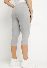 Born2be - Szare Spodnie Bawełniane Legginsy 3/4 z Koronką Amaratna. Kolor: szary. Materiał: bawełna, koronka. Wzór: koronka. Sezon: lato #5