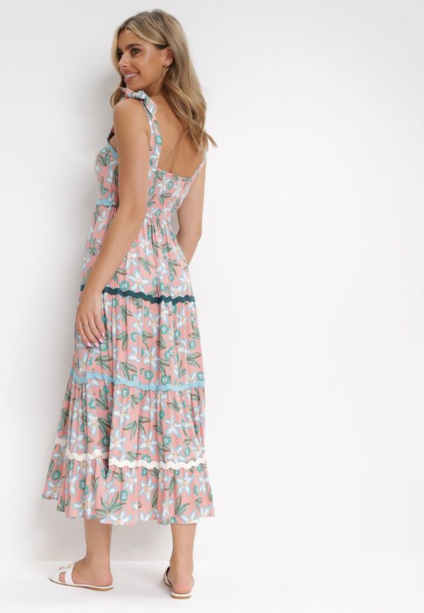 Born2be - Różowa Sukienka Sofyne. Typ kołnierza: dekolt kwadratowy. Kolor: różowy. Wzór: kwiaty. Typ sukienki: rozkloszowane. Materiał: wiskoza, tkanina, koronka. Długość rękawa: na ramiączkach. Sezon: lato. Styl: boho. Długość: midi