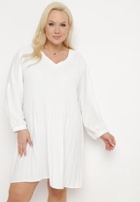 Born2be - Biała Rozkloszowana Sukienka Mini z Plisowaniem Telesi. Kolekcja: plus size. Kolor: biały. Długość rękawa: długi rękaw. Typ sukienki: dla puszystych. Długość: mini #1