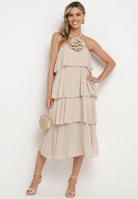 Born2be - Beżowa Sukienka z Falbanami Wiązana na Szyi z Broszką Kwiatem Tinallena. Okazja: na co dzień. Kolor: beżowy. Wzór: kwiaty. Styl: casual #7
