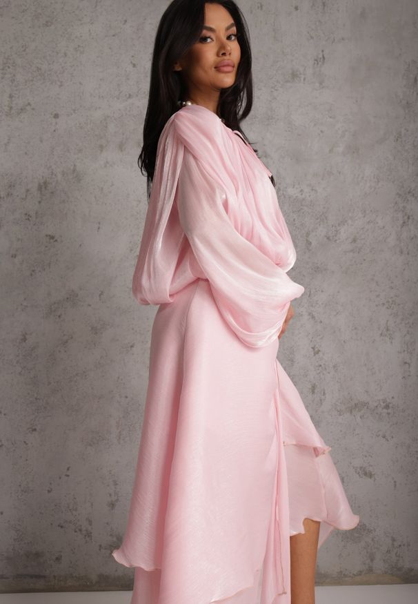 Renee - Różowa Rozkloszowana Sukienka Wieczorowa z Szyfonowej Tkaniny Amanna. Kolor: różowy. Materiał: szyfon, tkanina. Wzór: aplikacja. Typ sukienki: rozkloszowane. Styl: wizytowy