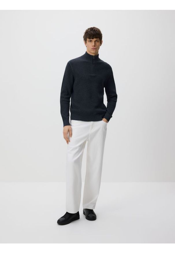 Reserved - Sweter z rozpinanym golfem - granatowy. Typ kołnierza: golf. Kolor: niebieski. Materiał: bawełna, dzianina