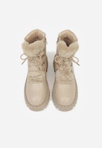 Born2be - Ciemnobeżowe Causualowe Trapery Zdobione Futerkiem na Języku Charnas. Nosek buta: okrągły. Zapięcie: zamek. Kolor: beżowy. Wzór: aplikacja. Materiał: futro. Sezon: zima. Obcas: na obcasie. Styl: klasyczny. Wysokość obcasa: niski #4