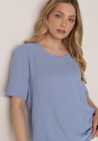 Born2be - Niebieski Minimalistyczny T-shirt z Teksturowanej Tkaniny z Bawełną Shinost. Okazja: do pracy, na co dzień. Kolekcja: plus size. Kolor: niebieski. Materiał: bawełna, tkanina. Styl: casual #3