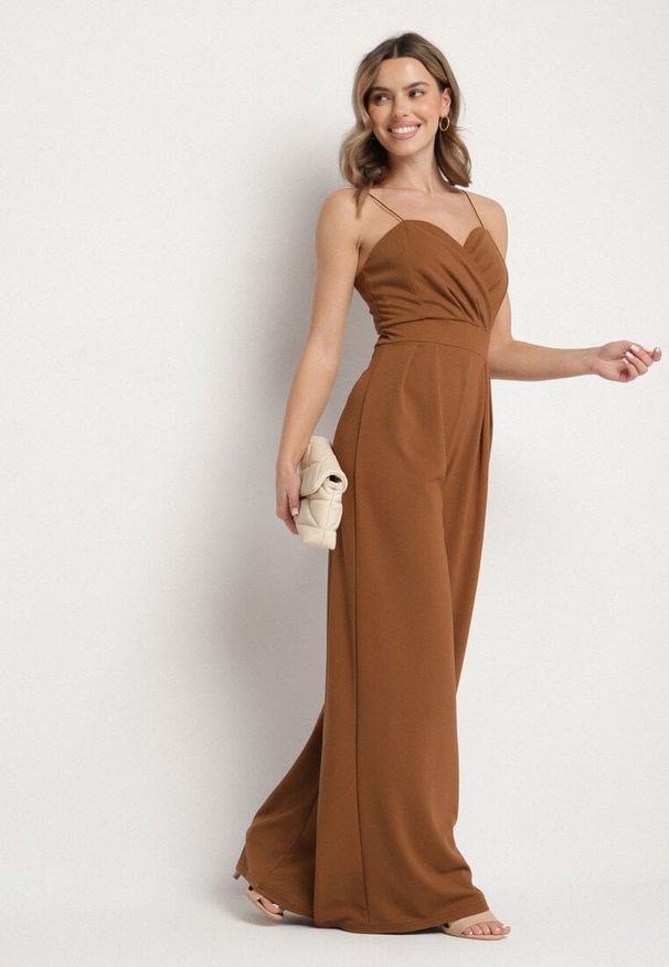 Born2be - Brązowy Kombinezon z Trójkątnym Dekoltem na Cienkich Ramiączkach Iliantia. Okazja: na co dzień. Kolor: brązowy. Długość rękawa: na ramiączkach. Długość: długie. Styl: casual