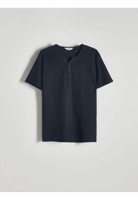 Reserved - Bawełniany t-shirt henley - granatowy. Typ kołnierza: typu henley. Kolor: niebieski. Materiał: bawełna #1