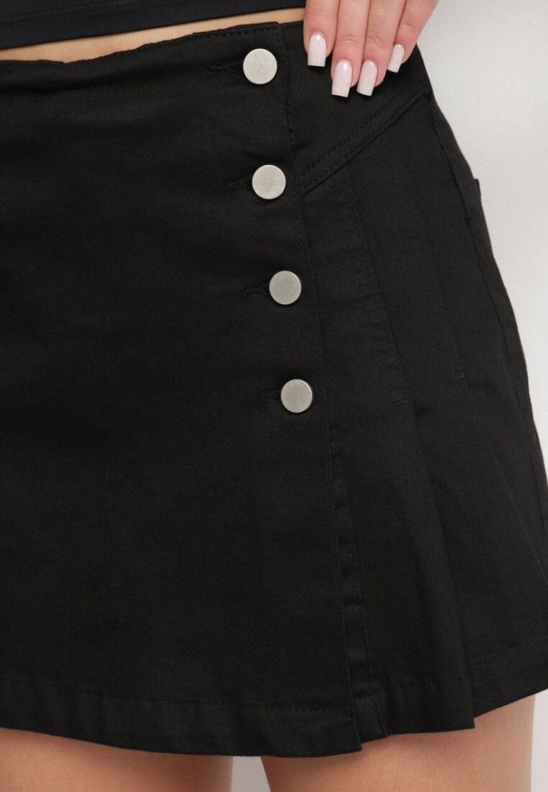 Born2be - Czarne Spódnico-Szorty Jeansowe z Zakładką z Guzikami Vivirene. Okazja: na co dzień. Kolor: czarny. Materiał: jeans. Styl: klasyczny, casual, elegancki