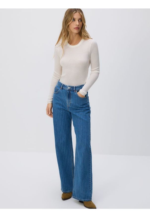 Reserved - Jeansy wide leg w paski - niebieski. Kolor: niebieski. Materiał: jeans. Wzór: paski
