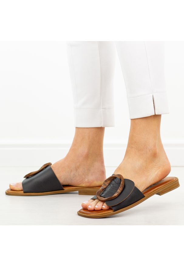 Czarne skórzane klapki damskie T.Sokolski 772. Okazja: na imprezę. Kolor: czarny. Materiał: skóra. Wzór: aplikacja. Sezon: lato. Styl: elegancki, klasyczny