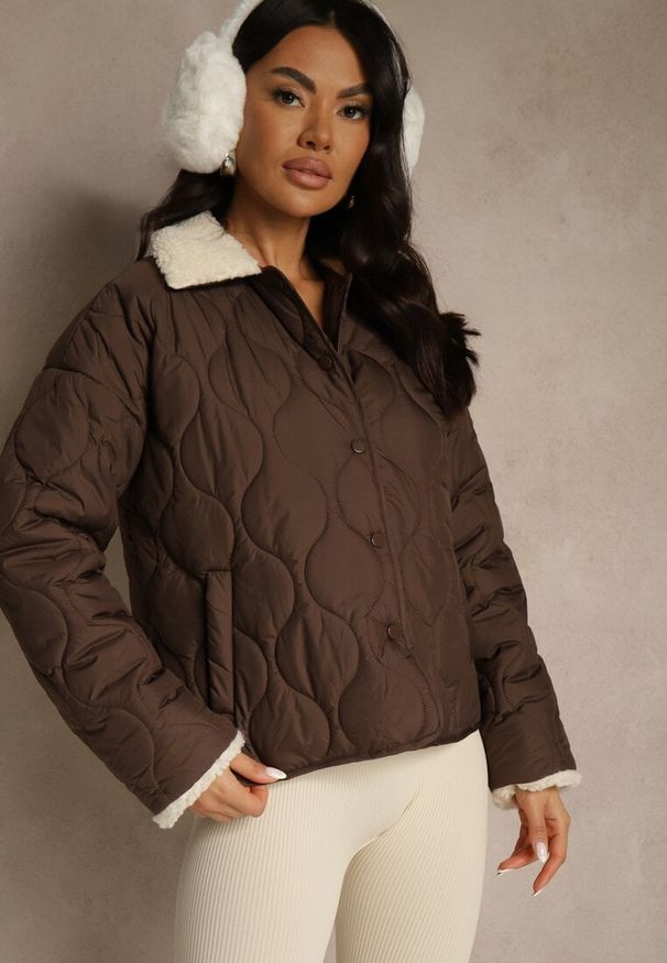 Renee - Brązowa Pikowana Kurtka o Koszulowym Kroju z Futrzanym Kołnierzem Selme. Okazja: na co dzień. Kolor: brązowy. Materiał: futro. Styl: casual, elegancki