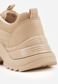 Born2be - Ciemnobeżowe Sneakersy Iomessa. Nosek buta: okrągły. Zapięcie: sznurówki. Kolor: beżowy. Materiał: materiał. Szerokość cholewki: normalna. Wzór: jednolity, aplikacja #8