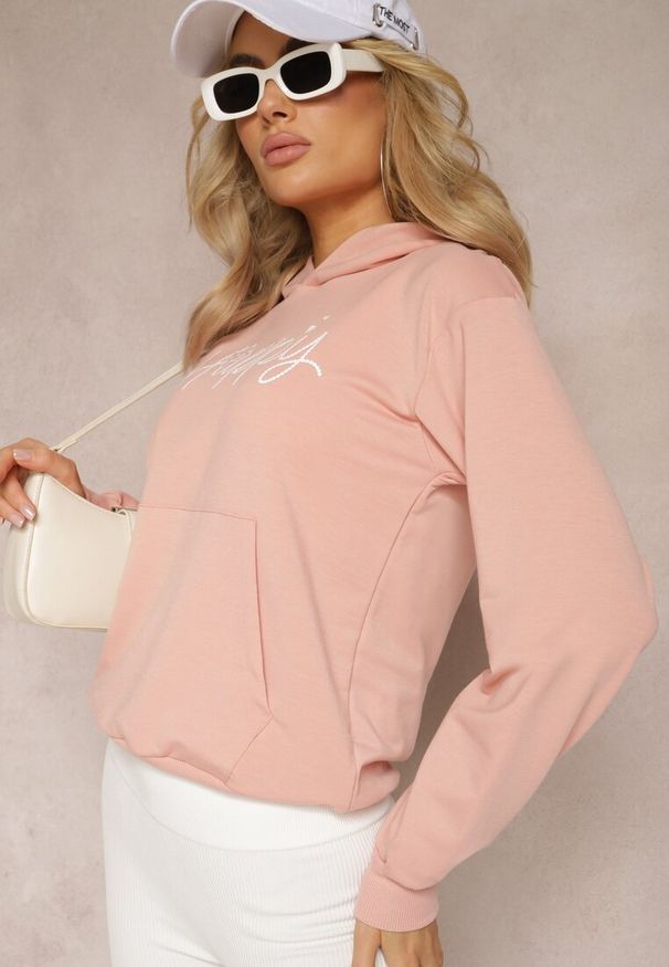 Renee - Różowa Bluza z Ozdobnym Napisem i Kapturem Arseia. Okazja: na co dzień. Typ kołnierza: kaptur. Kolor: różowy. Materiał: jeans. Wzór: napisy. Styl: casual