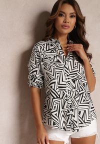 Renee - Biało-Czarna Koszula z Wiskozy w Geometryczny Print Jacelyn. Okazja: na co dzień. Typ kołnierza: dekolt w serek, kołnierzyk klasyczny. Kolor: biały. Materiał: wiskoza. Wzór: geometria, nadruk. Styl: klasyczny, elegancki, casual #3