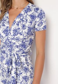 Born2be - Biało-Niebieski Kombinezon w Kwiaty z Krótkim Rękawem i Dekoltem w Serek z Długimi Nogawkami Nestaanne. Okazja: na co dzień. Kolor: biały. Materiał: jeans. Długość rękawa: krótki rękaw. Długość: krótkie. Wzór: kwiaty. Styl: casual, elegancki, wizytowy #7