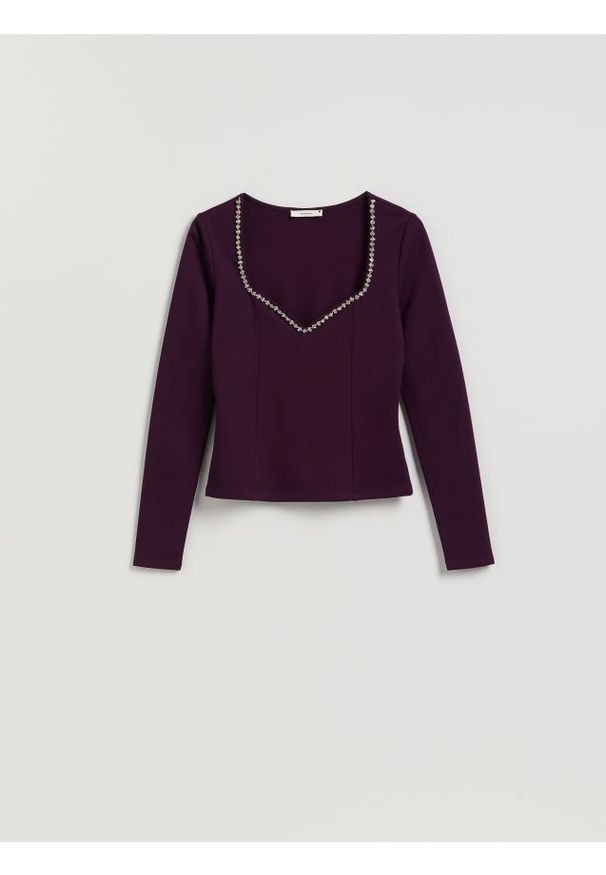 Reserved - Bluzka z błyszczącą aplikacją - ciemnofioletowy. Kolor: fioletowy. Materiał: dzianina, wiskoza. Wzór: aplikacja