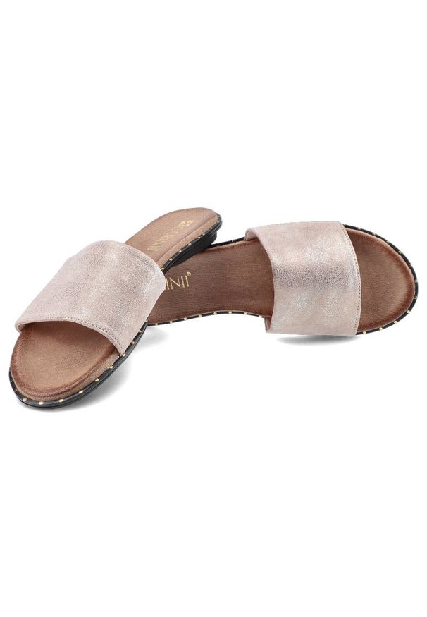 Różowe Klapki Carinii Modne Damskie Obuwie Letnie. Okazja: na co dzień, na spacer. Zapięcie: pasek. Kolor: różowy. Sezon: lato. Styl: casual, wakacyjny, elegancki