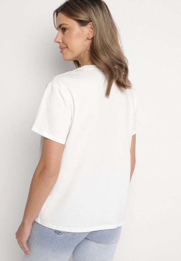 Born2be - Biała Bawełniana Bluzka z Napisem i Kokardą Tinala. Typ kołnierza: kokarda. Kolor: biały. Materiał: bawełna. Długość rękawa: krótki rękaw. Długość: krótkie. Wzór: napisy