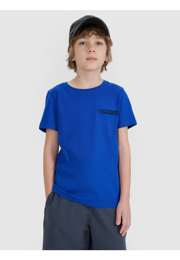 4f - 4F T-shirt regular z nadrukiem chłopięcy - niebieski 140 (9-10 lat). Okazja: na co dzień. Kolor: niebieski. Materiał: dzianina, jersey, bawełna. Długość rękawa: krótki rękaw. Długość: krótkie. Wzór: nadruk. Sezon: lato. Styl: sportowy, klasyczny, casual