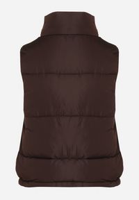 Born2be - Brązowa Pikowana Kamizelka z Ozdobną Podszewką Olianela. Okazja: na co dzień, na spacer. Kolor: brązowy. Materiał: jeans. Wzór: aplikacja. Styl: casual, elegancki #3