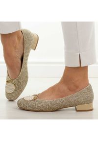 Beżowe breid czółenka damskie M.Daszyński Sa268-8. Okazja: na co dzień. Kolor: beżowy. Szerokość cholewki: normalna. Wzór: aplikacja. Materiał: skóra. Sezon: wiosna, jesień, lato. Obcas: na obcasie. Styl: casual, elegancki, klasyczny. Wysokość obcasa: niski #1