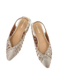 Hot Potatoes by Gioseppo - Czółenka damskie Gioseppo, lekka konstrukcja odkryta pięta elastyczny pasek z tyłu niski stabilny obcas pleciona cholewka smukły nosek, platinum, 792. Okazja: na imprezę, do pracy. Zapięcie: pasek. Kolor: srebrny. Szerokość cholewki: normalna. Sezon: wiosna, lato. Obcas: na obcasie. Styl: elegancki. Wysokość obcasa: niski #2