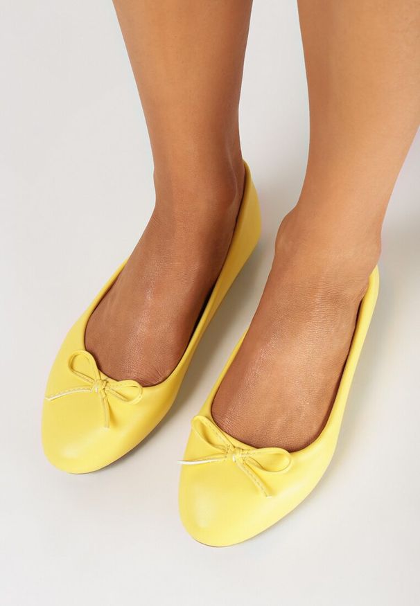 Born2be - Żółte Balerinki Haviani. Nosek buta: okrągły. Kolor: żółty. Sezon: lato. Obcas: na obcasie. Styl: klasyczny. Wysokość obcasa: niski