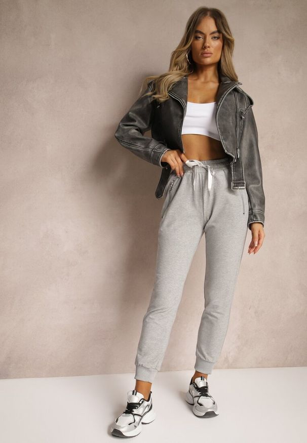 Renee - Jasnoszare Spodnie Dresowe z Bawełny High Waist Ozdobione Kieszeniami na Suwak Fedela. Okazja: na co dzień. Stan: podwyższony. Kolor: szary. Materiał: bawełna, dresówka. Długość: długie. Wzór: aplikacja. Styl: casual, elegancki