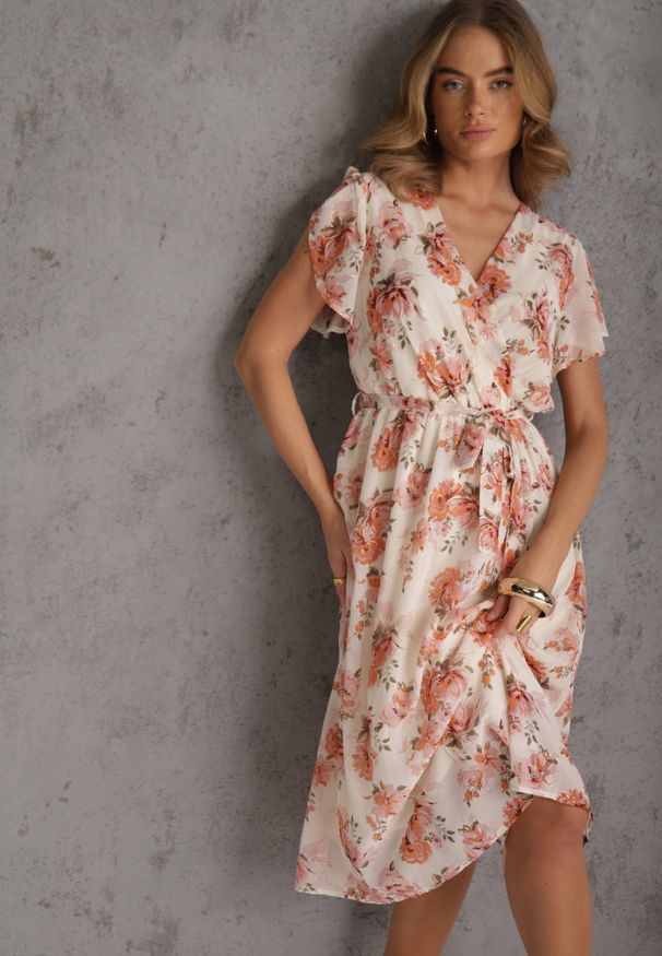 Renee - Różowa Kopertowa Sukienka z Wiązaniem w Talii Zdobiona Brokatem Plumse. Okazja: na randkę. Kolor: różowy. Wzór: aplikacja. Sezon: lato. Typ sukienki: kopertowe. Styl: glamour