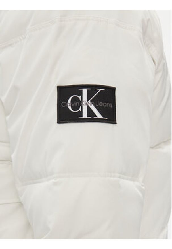 Calvin Klein Jeans Kurtka zimowa J30J324064 Biały Relaxed Fit. Kolor: biały. Materiał: syntetyk. Sezon: zima