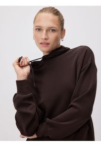 Reserved - Gładka bluza z modalem - ciemnobrązowy. Kolor: brązowy. Materiał: dzianina. Wzór: gładki
