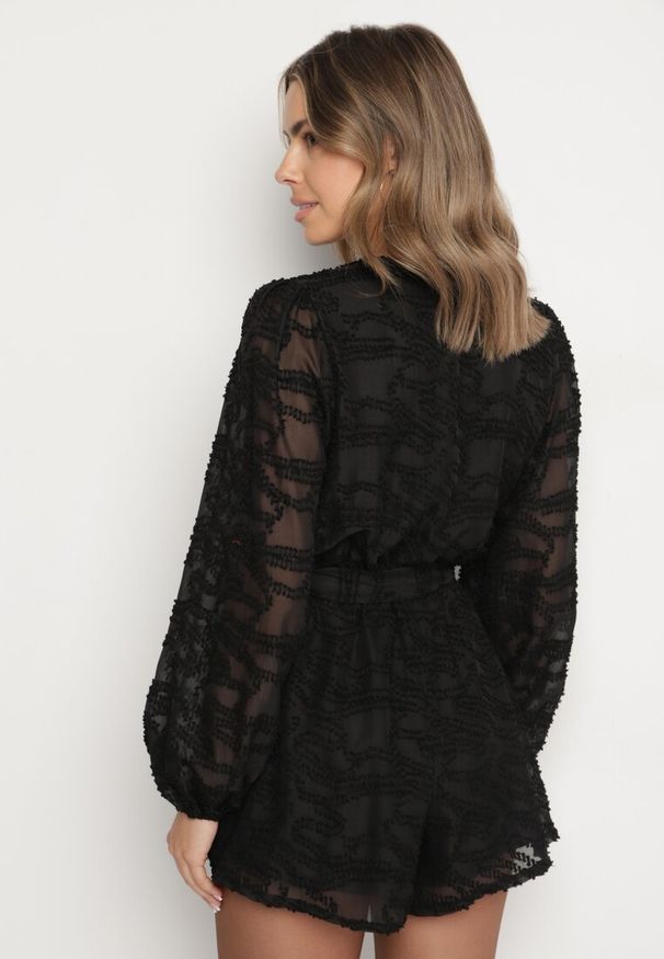 Born2be - Czarny Krótki Kombinezon z Siateczkowymi Rękawami i Wiązanym Paskiem Zenalea. Okazja: na randkę, na imprezę. Kolor: czarny. Długość: krótkie. Styl: elegancki