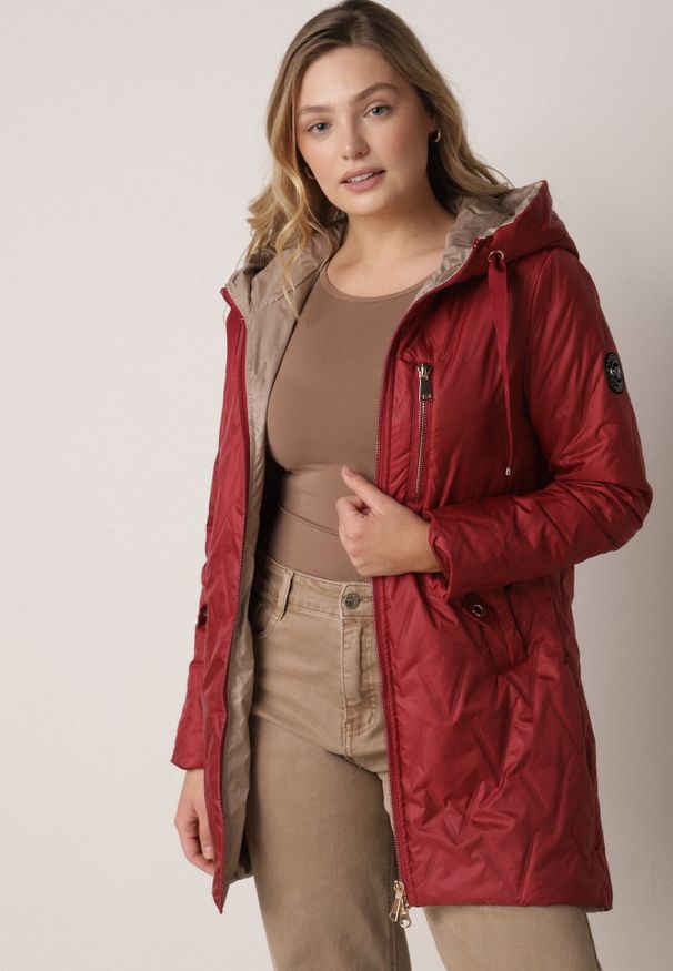 Born2be - Czerwona Pikowana Kurtka Przejściowa Parka z Kapturem o Długim Kroju z Ozdobą Isaline. Okazja: na co dzień. Typ kołnierza: kaptur. Kolor: czerwony. Materiał: poliester, dresówka. Długość: długie. Wzór: aplikacja. Styl: casual, klasyczny