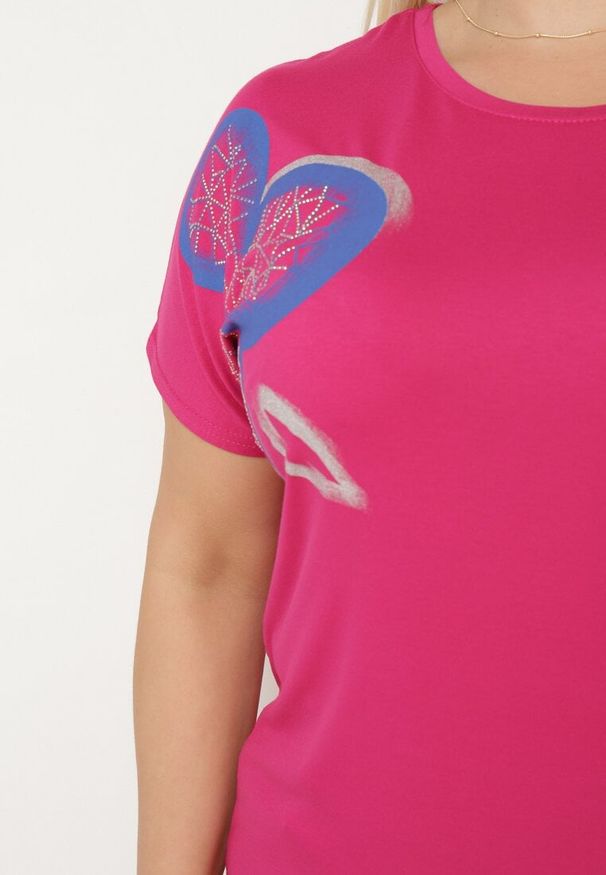 Born2be - Ciemnoróżowy Klasyczny T-shirt z Bawełny Ozdobiony Nadrukiem i Cyrkoniami Kristinae. Okazja: na co dzień. Kolor: różowy. Materiał: bawełna. Wzór: aplikacja, nadruk. Styl: klasyczny