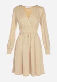 Born2be - Jasnobeżowa Sukienka Kopertowa Taliowana Maecenus. Okazja: na co dzień. Typ kołnierza: dekolt w serek. Kolor: beżowy. Materiał: wiskoza. Typ sukienki: kopertowe. Styl: casual, elegancki #4