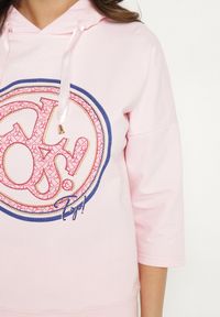 Born2be - Jasnoróżowa Bluza z Kapturem i Rękawami 3/4 Zdobiona Nadrukiem Saniriora. Typ kołnierza: kaptur. Kolor: różowy. Materiał: jeans. Wzór: aplikacja, nadruk. Styl: klasyczny, elegancki #4