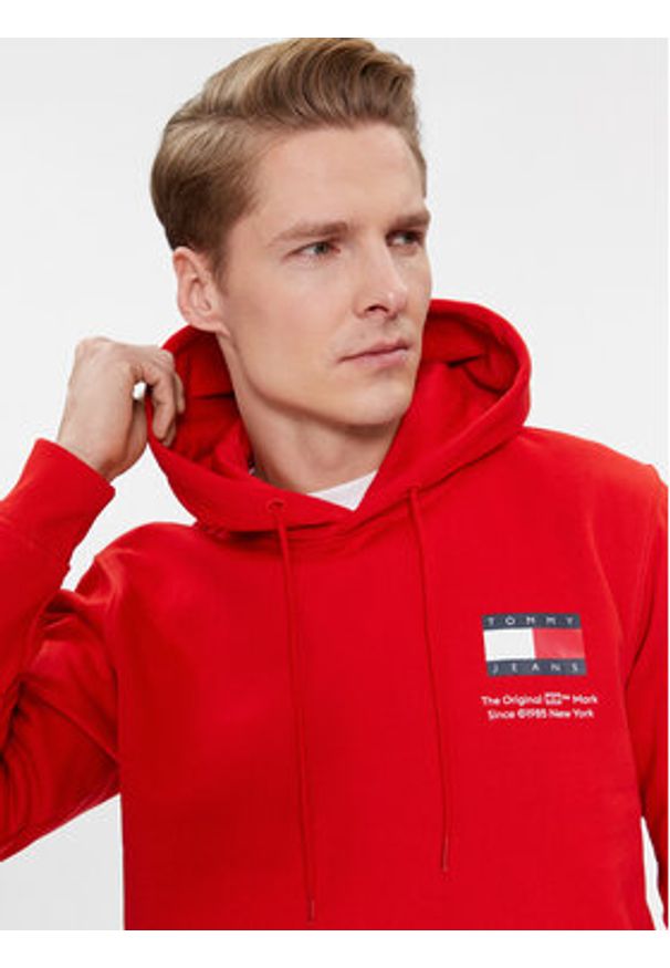 Tommy Jeans Bluza Essential Flag DM0DM18418 Czerwony Regular Fit. Kolor: czerwony. Materiał: bawełna