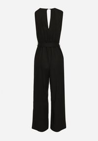 Born2be - Czarny Kopertowy Kombinezon z Bawełny z Gumką w Talii Szerokimi Nogawkami i Paskiem Hralfrea. Okazja: na co dzień. Kolor: czarny. Materiał: bawełna. Styl: casual, elegancki #3